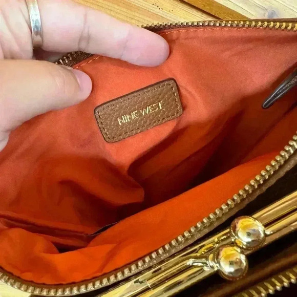 Nine West JADA Cross Bag Cream & Salmon Lining Multi Compartments 9 x 8 x 5 - Picture 6 of 9